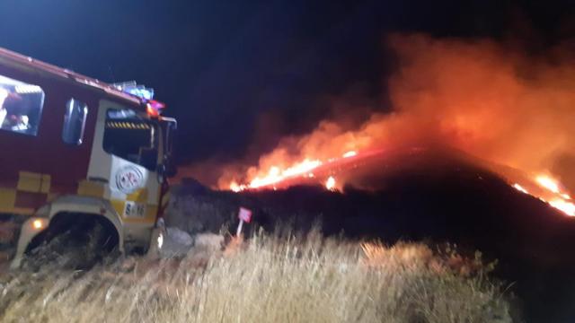 Imagen del incendio declarado este martes en Behanavís (Málaga).