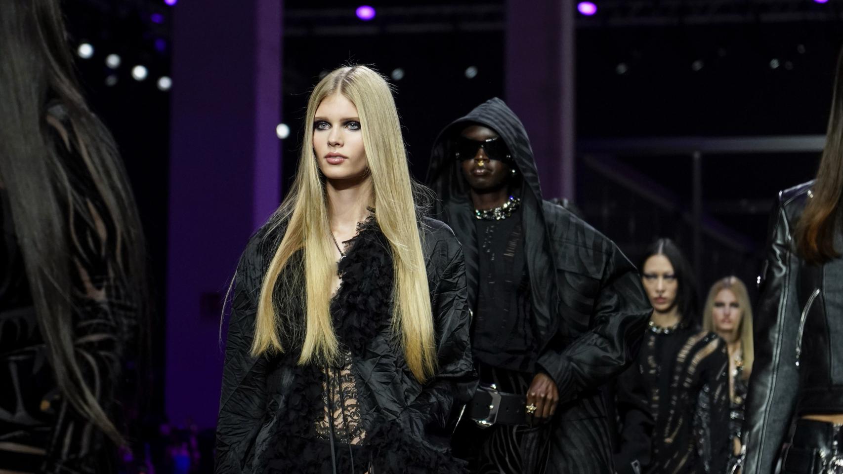 Desfile de Versace SS23 durante la Fashion Week de Milán