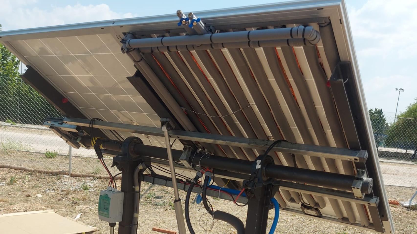La trasera de una placa solar