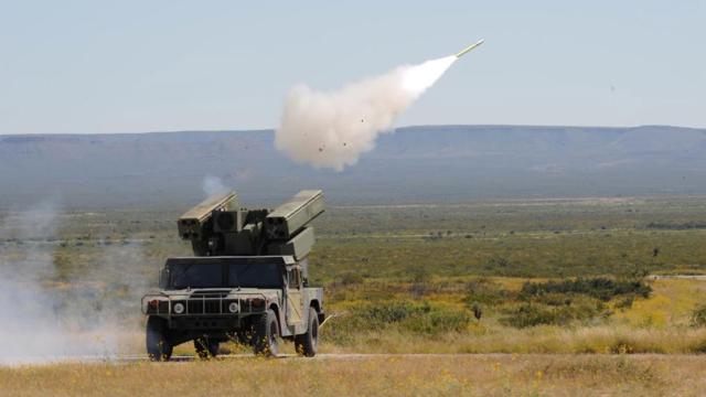 Un Avenger disparando un misil Stinger