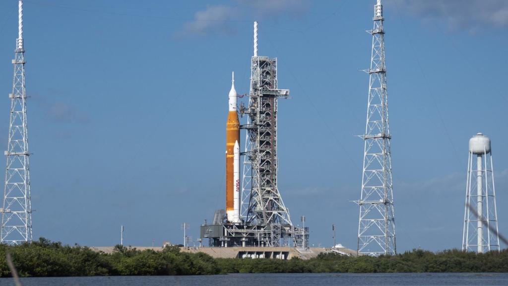 Cohete SLS de la misión Artemis en su plataforma de despegue