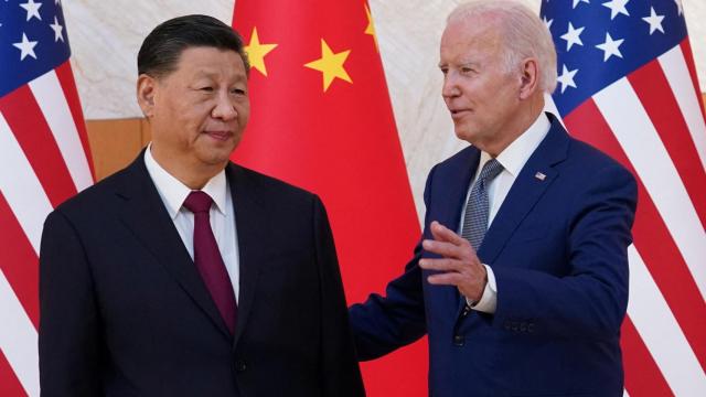 El presidente chino, Xi Jinping, con su homólogo estadounidense, Joe Biden, durante su reunión en la cumbre del G20, ayer en Bali, Indonesia.