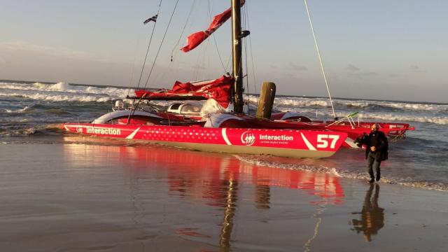 El trimarán embarrancado en la playa de Ladeira en Corrubedo