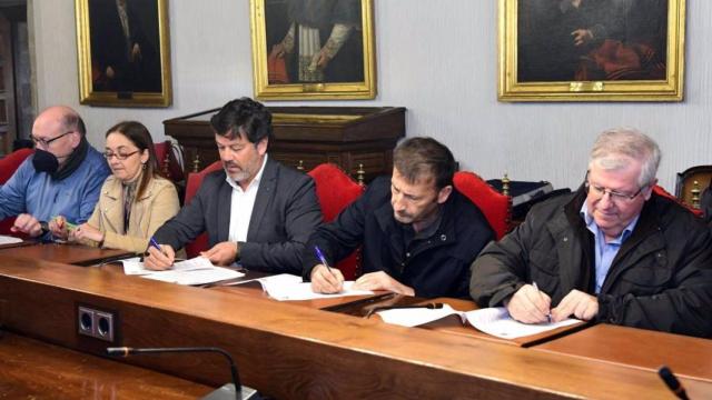 El gerente de la USC, Javier Ferreira, y representantes de CC.OO, UGT, CIG y CSIF han firmado el texto acordado previamente en la Mesa xeral de negociación de la USC