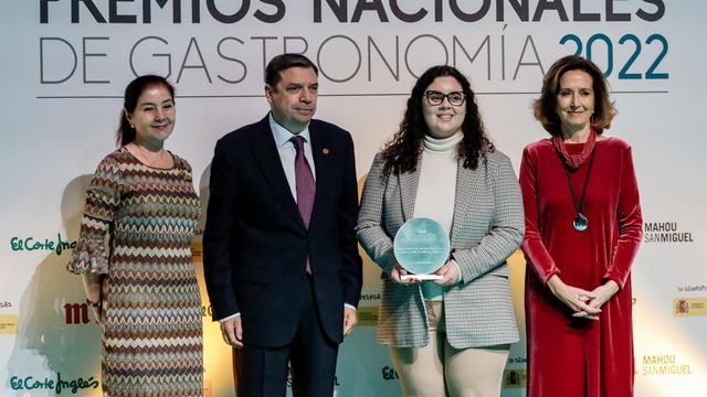 El ministro de Agricultura, Alimentación y Ganadería, Luis Planas, la ganadora del Premio Nacional de Gastronomía Talento Joven Alimentos de España, María Maceiras, y la presidenta de la Academia de Gastronomía, Lourdes Plana Bellido