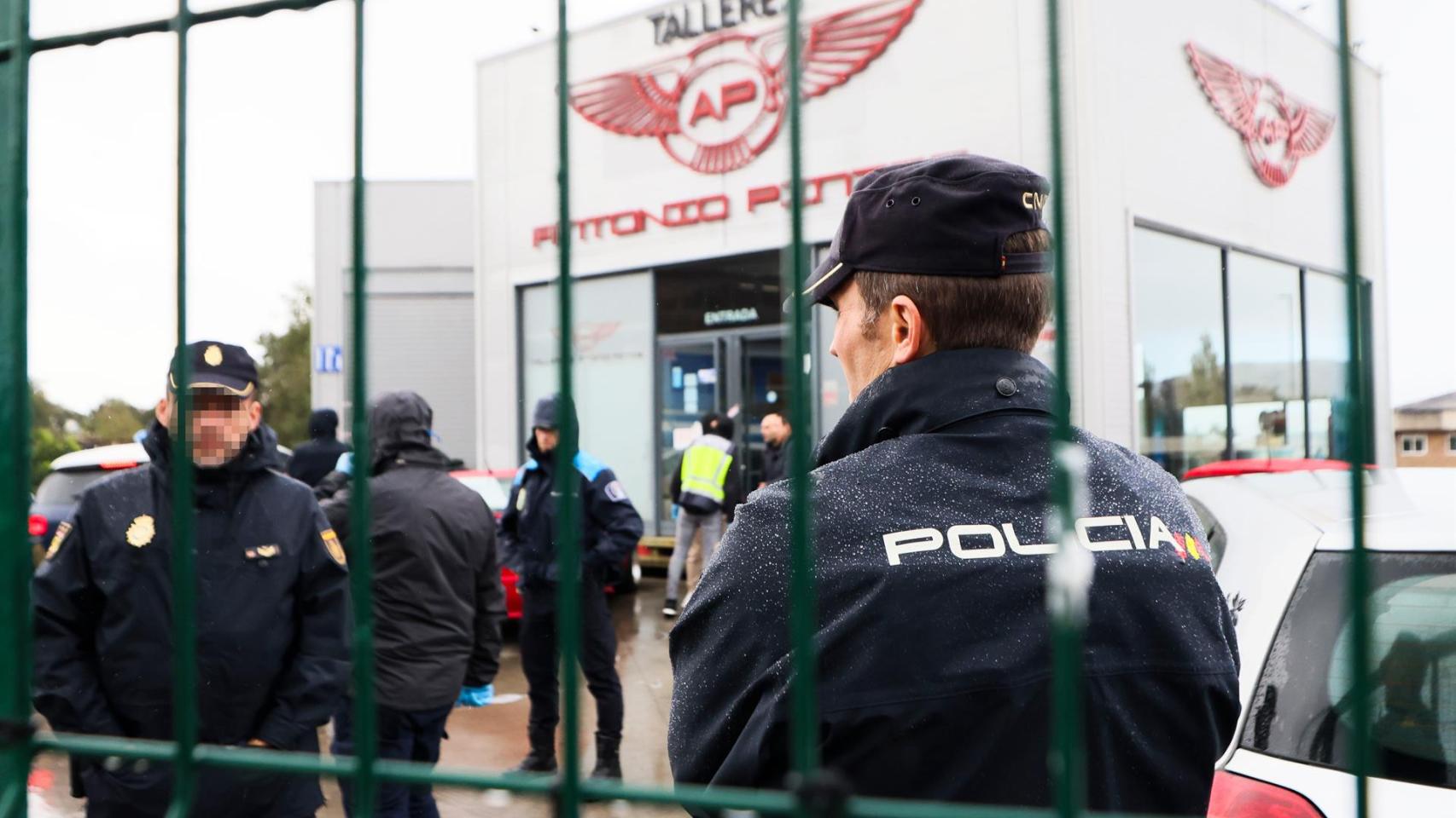 Agentes de policía en un operativo contra el crimen organizado en Pontevedra.
