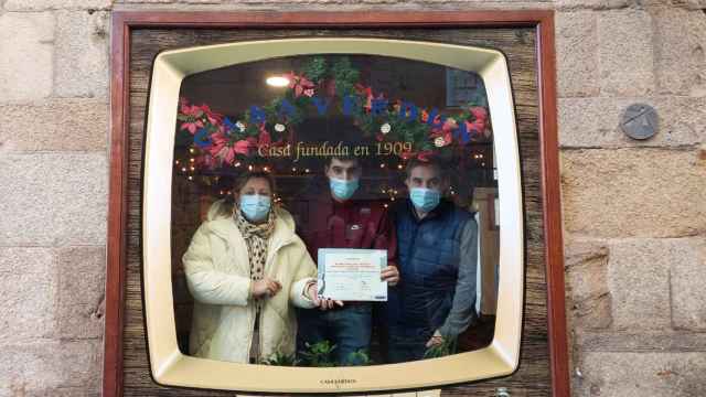 La concejala Yoya Blanco entrega el premio de 2021 a Casa Verdún.