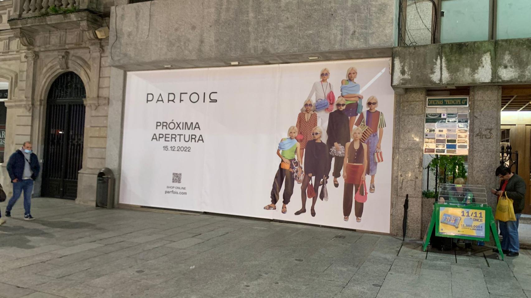 Anuncio de próxima apertura en un local de la calle Príncipe, en Vigo.