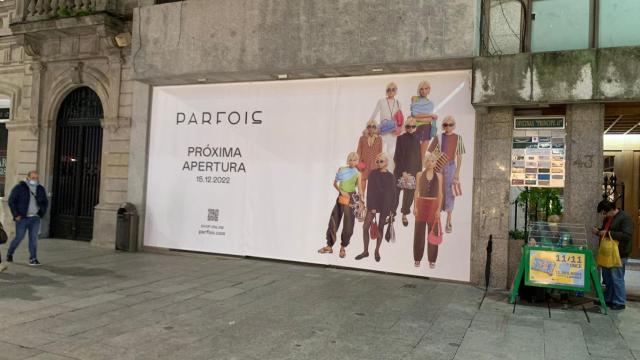 Anuncio de próxima apertura en un local de la calle Príncipe, en Vigo.