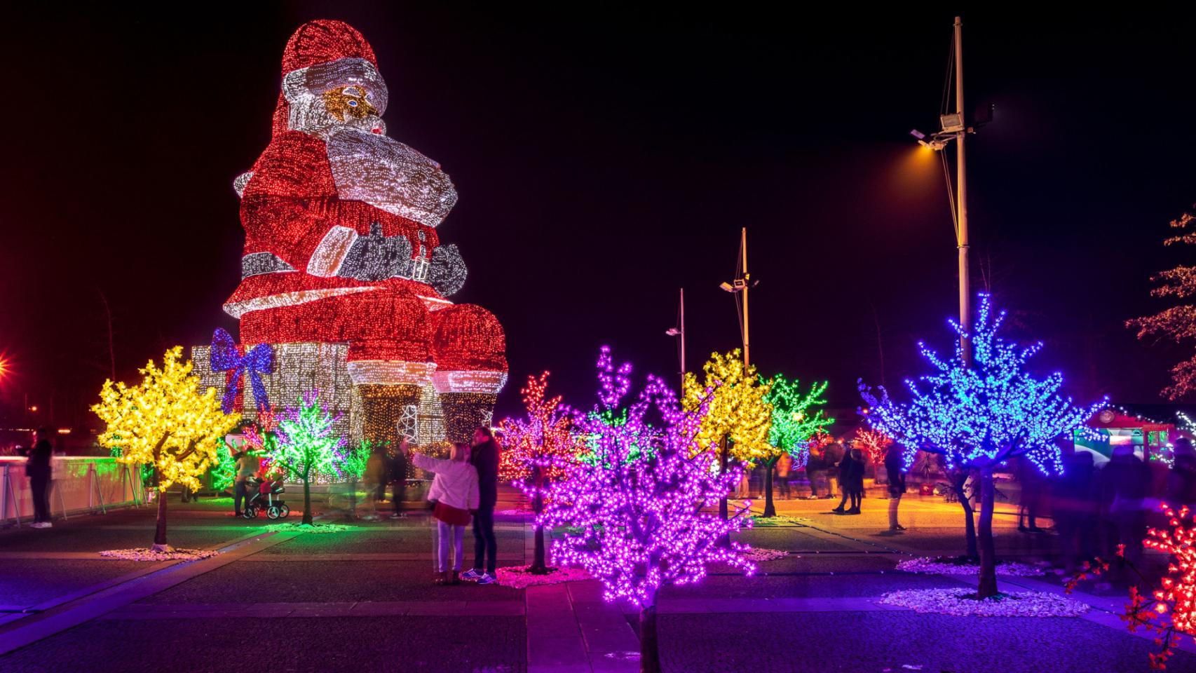 Papá Noel luminoso gigante en Águeda, Portugal.