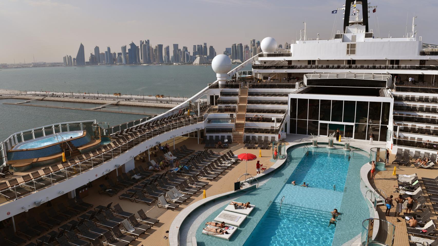Interior del MSC World Europa atracado en Doha.