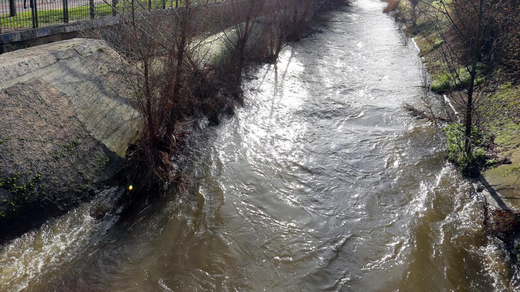 La crecida del río Esgueva a su paso por Valladolid.