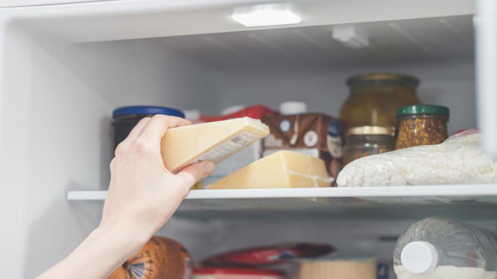 El error que cometes al guardar el queso en la nevera.