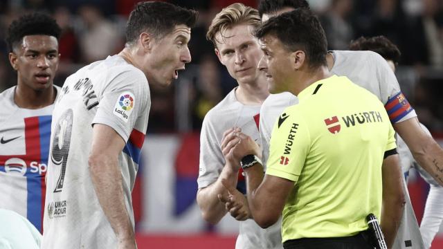 Robert Lewandowski protesta su expulsión en El Sadar a Gil Manzano