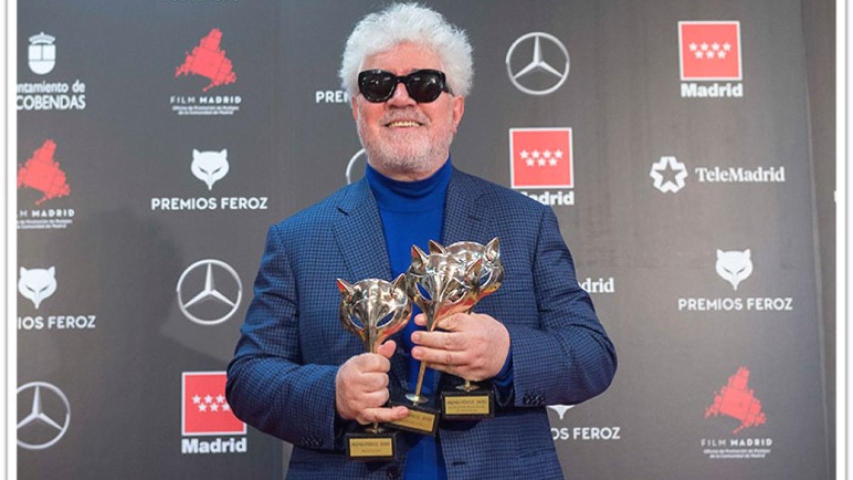 Pedro Almodóvar, con los Premios Feroz recibidos por 'Dolor y gloria'. Foto: Premios Feroz