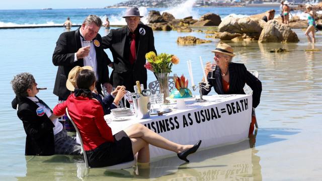 Activistas climáticos de Extinction Rebellion denuncian los combustibles fósiles en Ciudad del Cabo, Sudáfrica. Esa Alexander Reuters