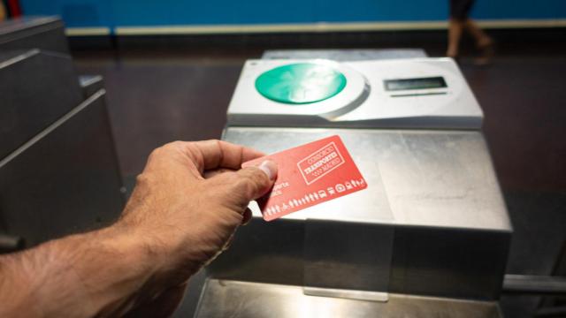 Las personas que tendrán el abono transporte gratis a partir de enero de 2024.