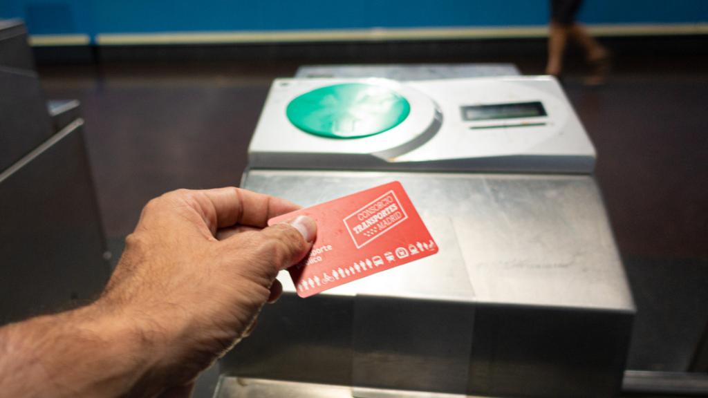 Las personas que tendrán el abono transporte gratis a partir de enero de 2024.