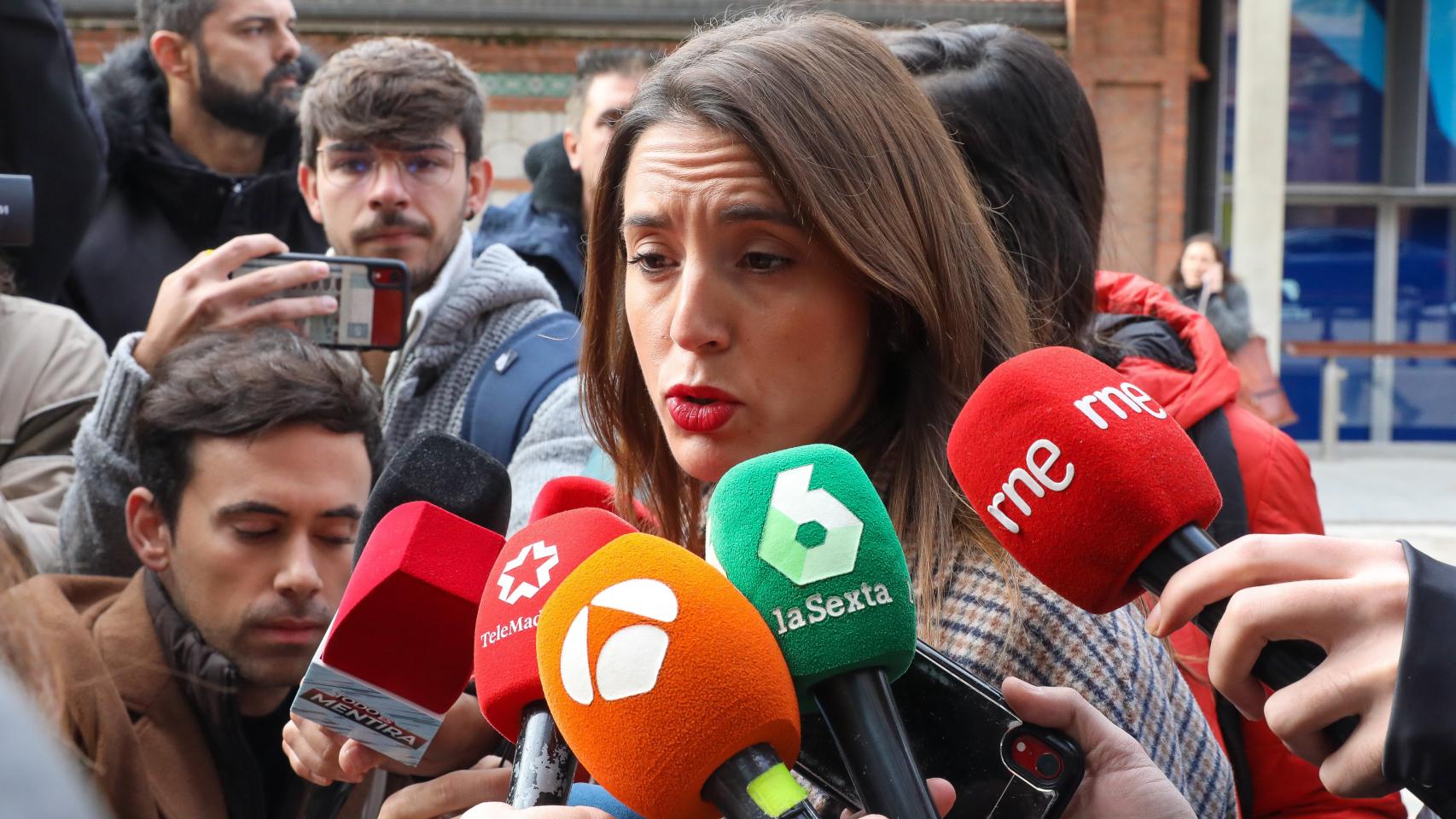 La ministra de Igualdad, Irene Montero, atendiendo a los medios de comunicación este miércoles.