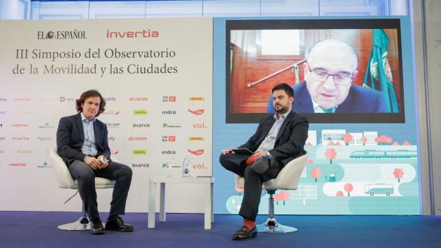 Alberto García Casas (izquierda) y Arturo Criado. En pantalla, Enrique Maya.