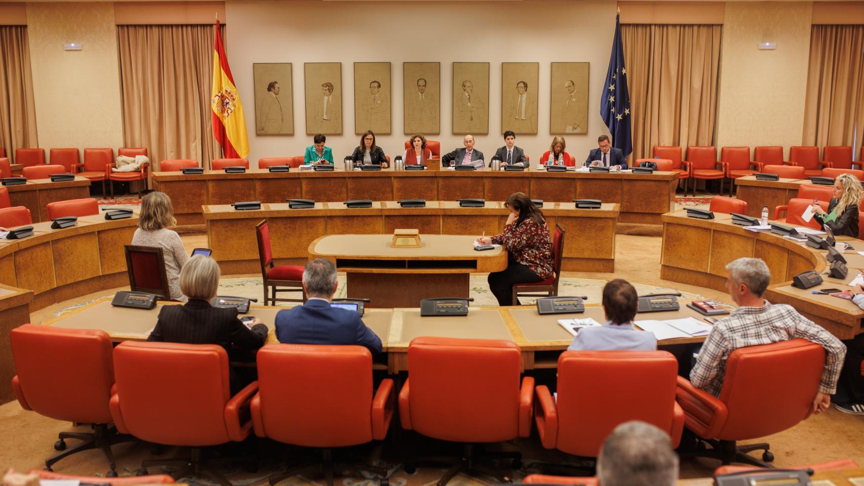 La vicepresidenta primera de la Comisión, Esther Padilla Ruiz, y la presidenta de la Comisión, Pilar Garrido, durante la Comisión de Presupuestos, en el Congreso de los Diputados.