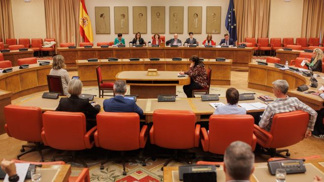 La vicepresidenta primera de la Comisión, Esther Padilla Ruiz, y la presidenta de la Comisión, Pilar Garrido, durante la Comisión de Presupuestos, en el Congreso de los Diputados.