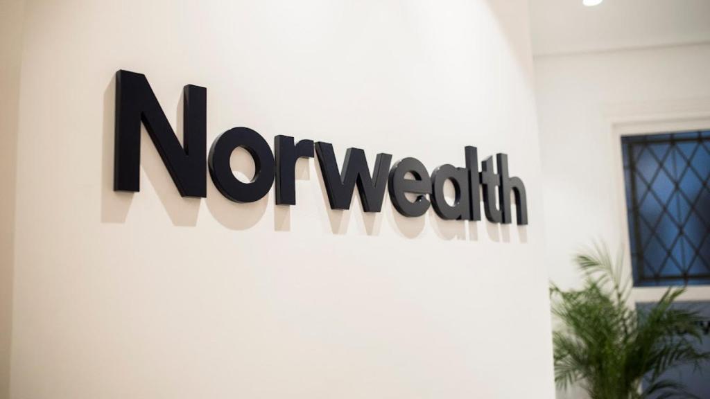 Logo de Norwealth en su oficina de Bilbao.