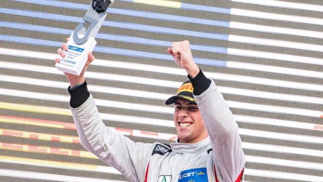 Marco Aguilera, exultante con el título.