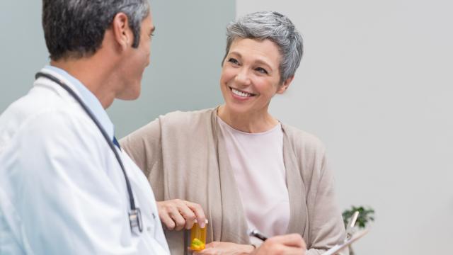 Una mujer con su médico.