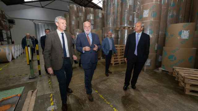 El presidente de la Xunta de Galicia durante una visita a la Papelera de Brandia (Santiago).