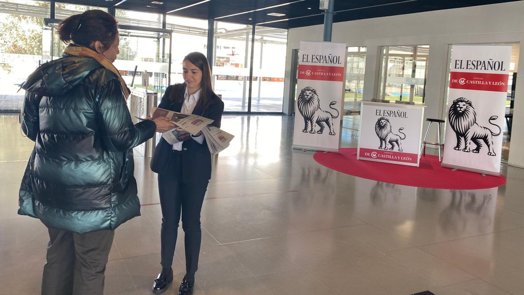 Stand de EL ESPAÑOL- Noticias de Castilla y León, en la entrada principal de Intur, en la Feria de Muestras de Valladolid