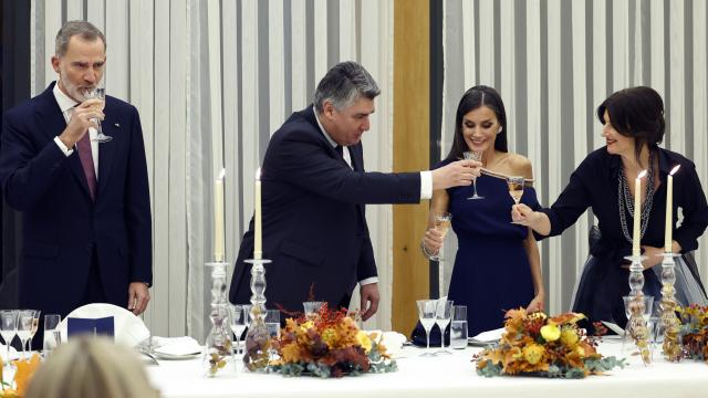 Los Reyes y el matrimonio Milanović posan en el palacio presidencial.
