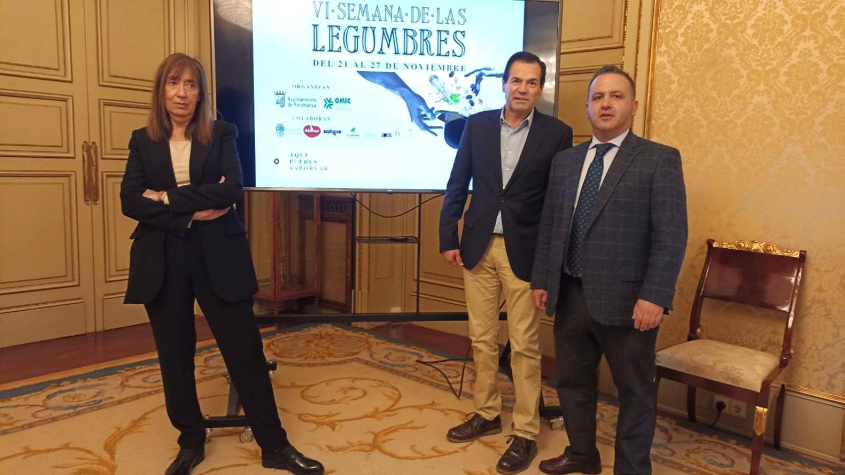 La concejala de Salud Pública y Consumo, María José Fresnadillo, el director técnico de Legumbres de Calidad, Nicolás Armenterosm, y el diputado provincial de Turismo, Javier García