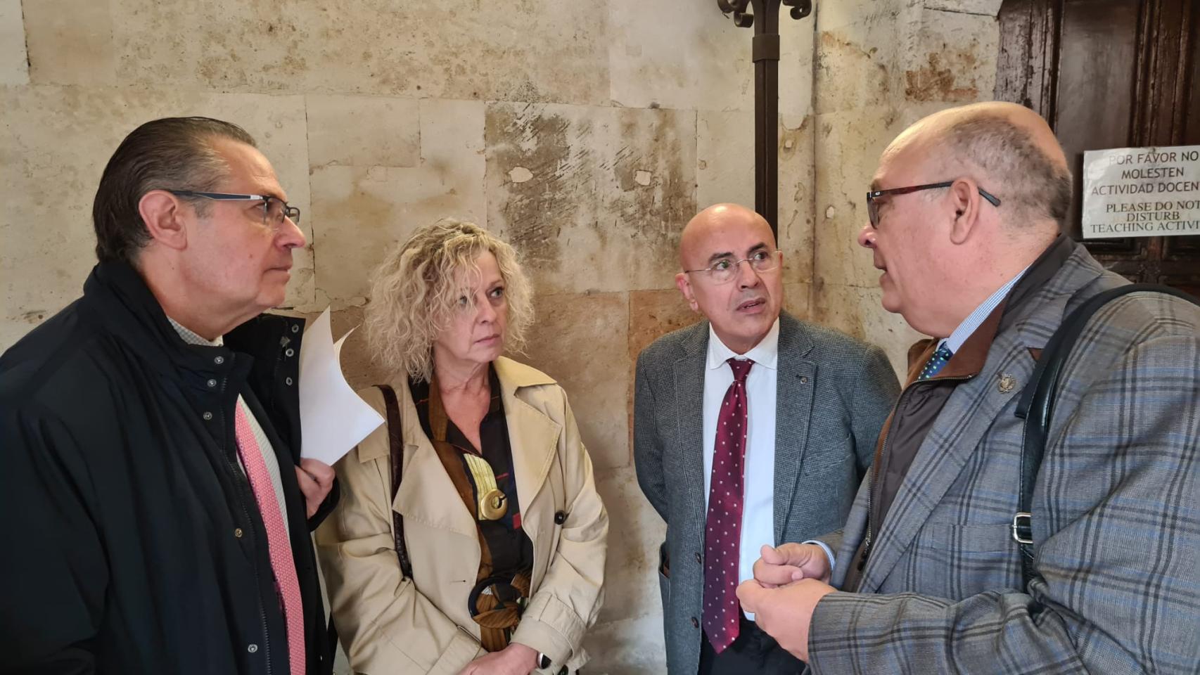El concejal de Fomento, Fernando Carabias, junto a la vicerrectora Celia Aramburu y el decano de Geografía, José Luis de las Heras Santos
