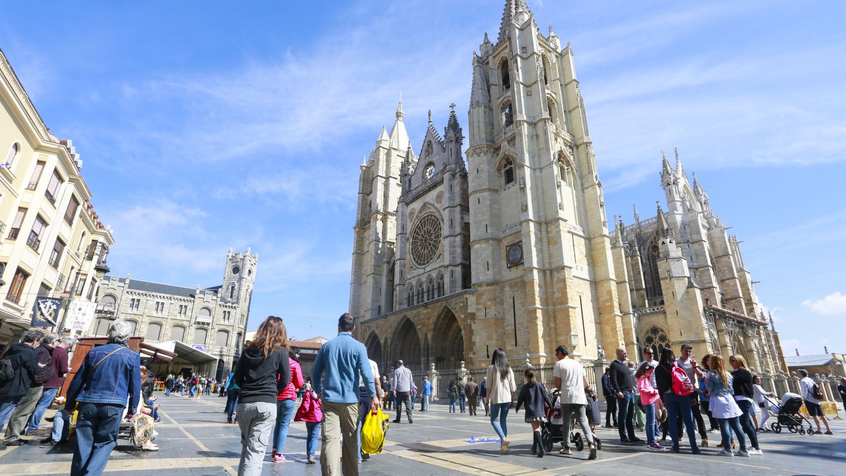 Turistas en León
