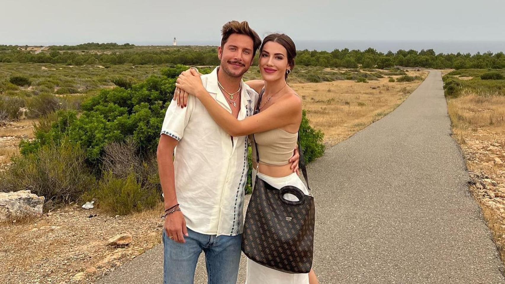 Imágenes del día: la exótica escapada de Manuel Carrasco y Almudena