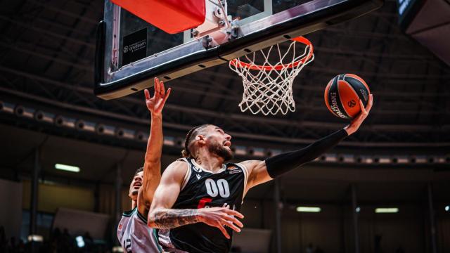 Un lacen del encuentro entre la Virtus Bolonia y el Valencia Basket.