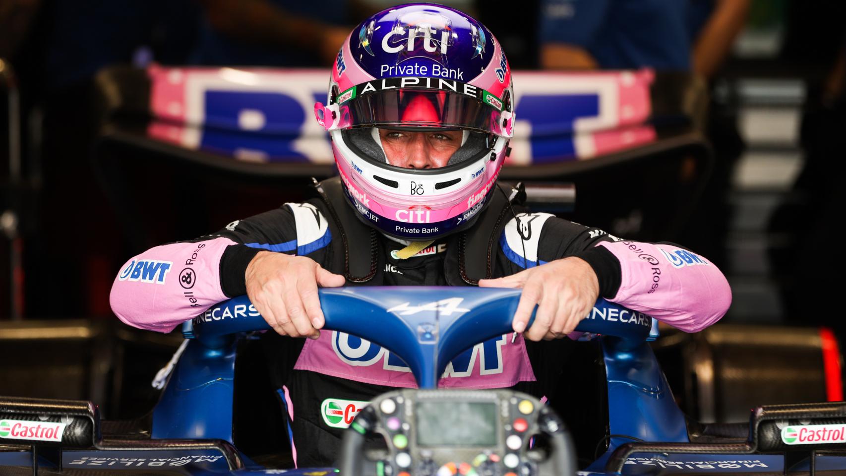 Fernando Alonso saliendo de su A522 en el Gran Premio de Brasil