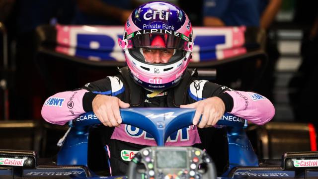 Fernando Alonso saliendo de su A522 en el Gran Premio de Brasil