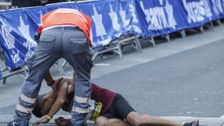 Efectivos de la Cruz Roja atienden a un corredor exhausto tras cruzar la linea de meta de la 57 edición de la Behobia-San Sebastián