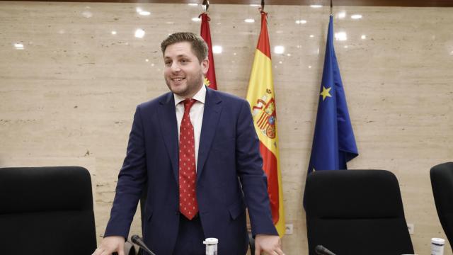El consejero de Fomento de Castilla-La Mancha, Nacho Hernando, este jueves en las Cortes