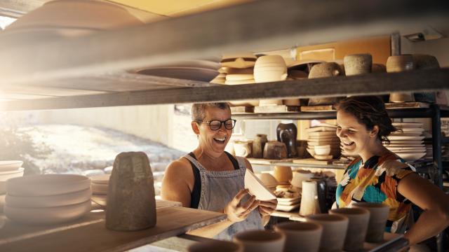 Dos mujeres en un negocio.