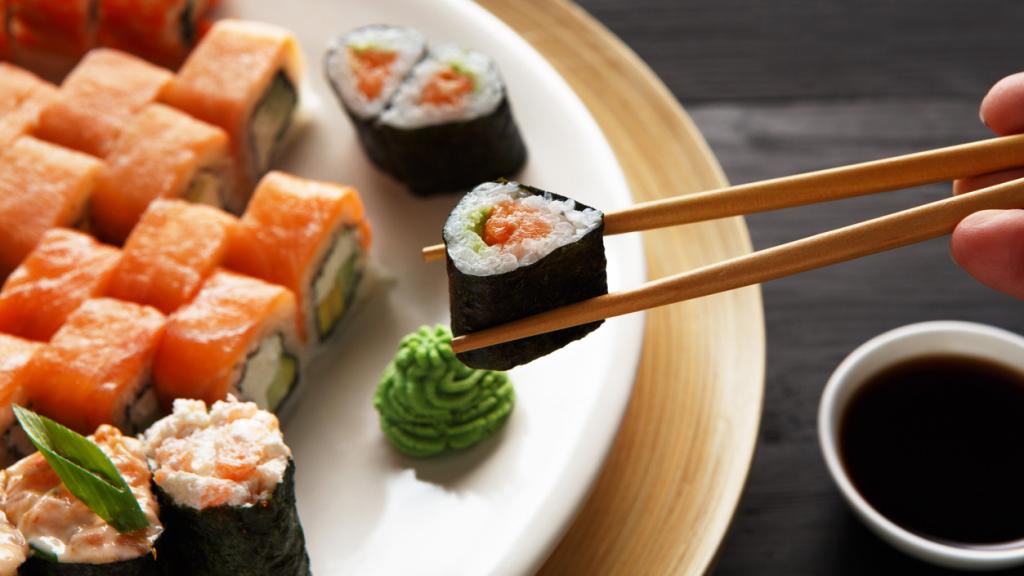 Un plato de sushi.