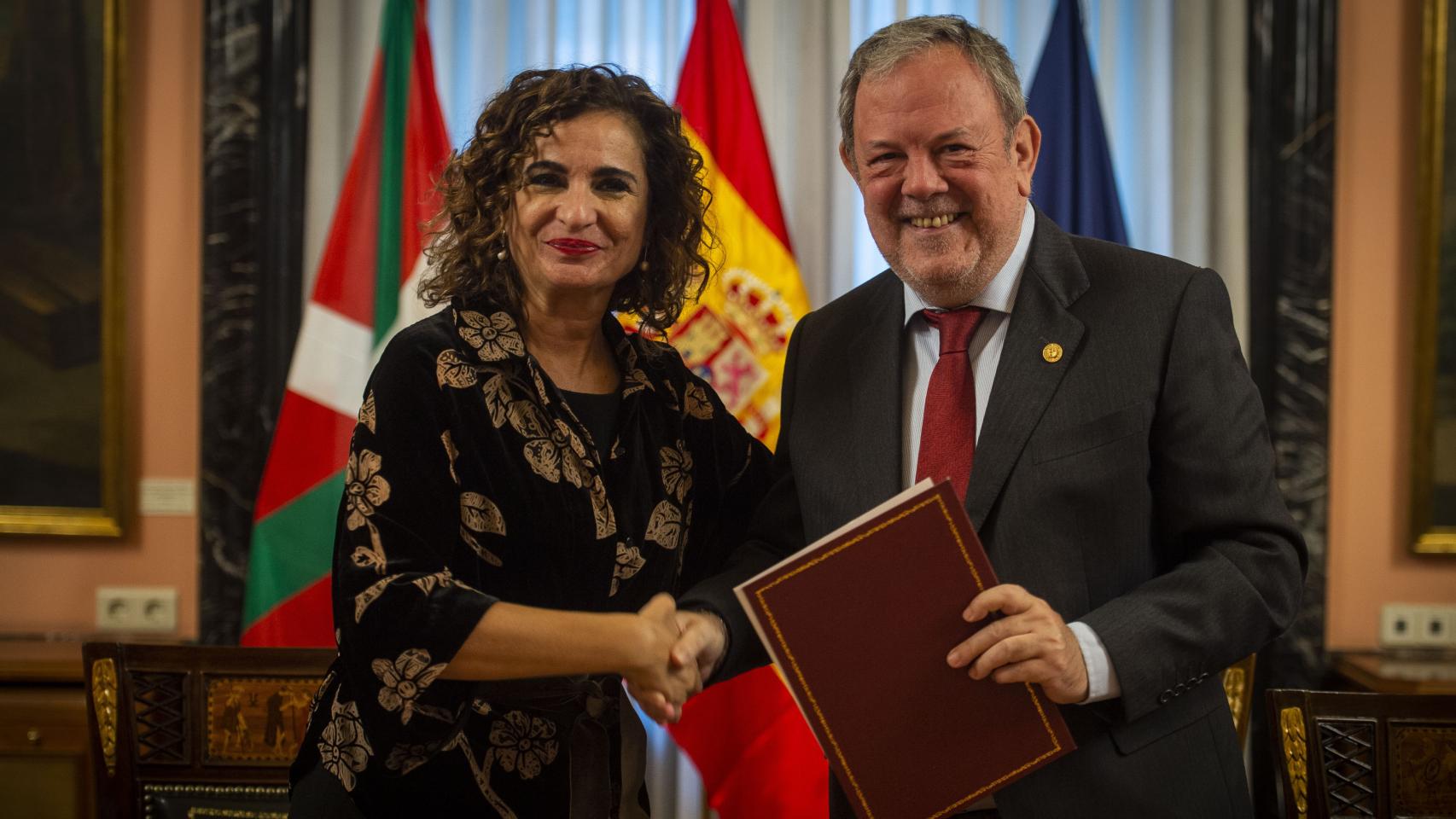 María Jesús Montero y el consejero de Economía y Hacienda del Gobierno Vasco, Pedro Azpiazu, este jueves en la firma.