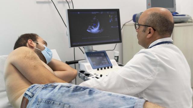 Un cardiólogo atiende a un paciente.