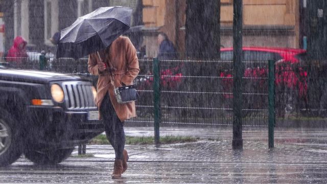 Una mujer pasea bajo la lluvia en una imagen de archivo