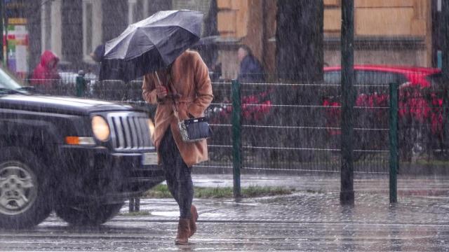 Una mujer pasea bajo la lluvia en una imagen de archivo