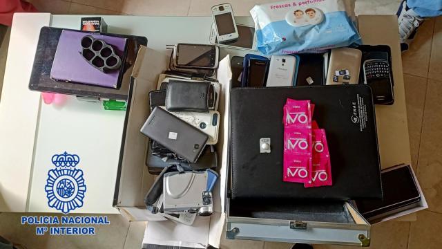 Preservativos, teléfonos móviles y un puño americano intervenidos por la Policía Nacional durante la investigación.