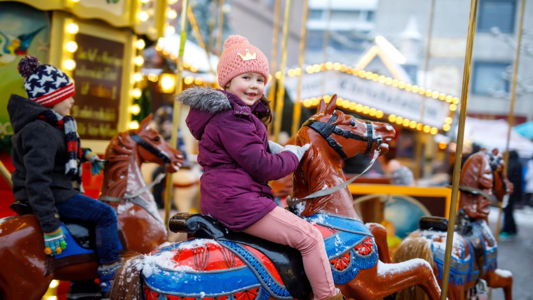 Una niña en un tiovivo navideño en una imagen de archivo.
