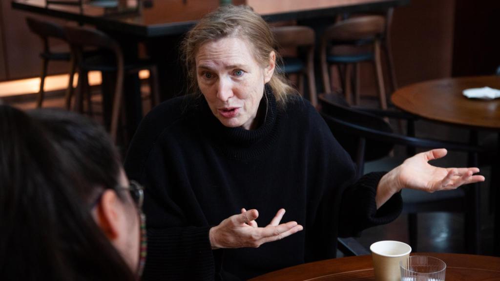 Toews durante la entrevista.